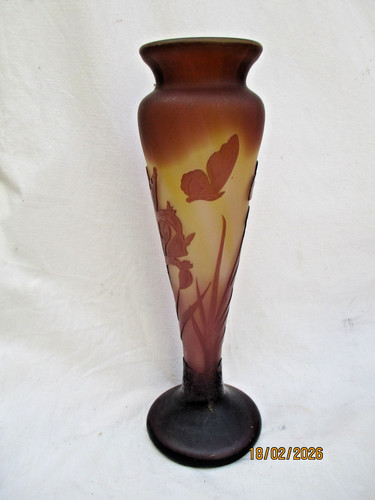 Beau vase motifs floraux - à,